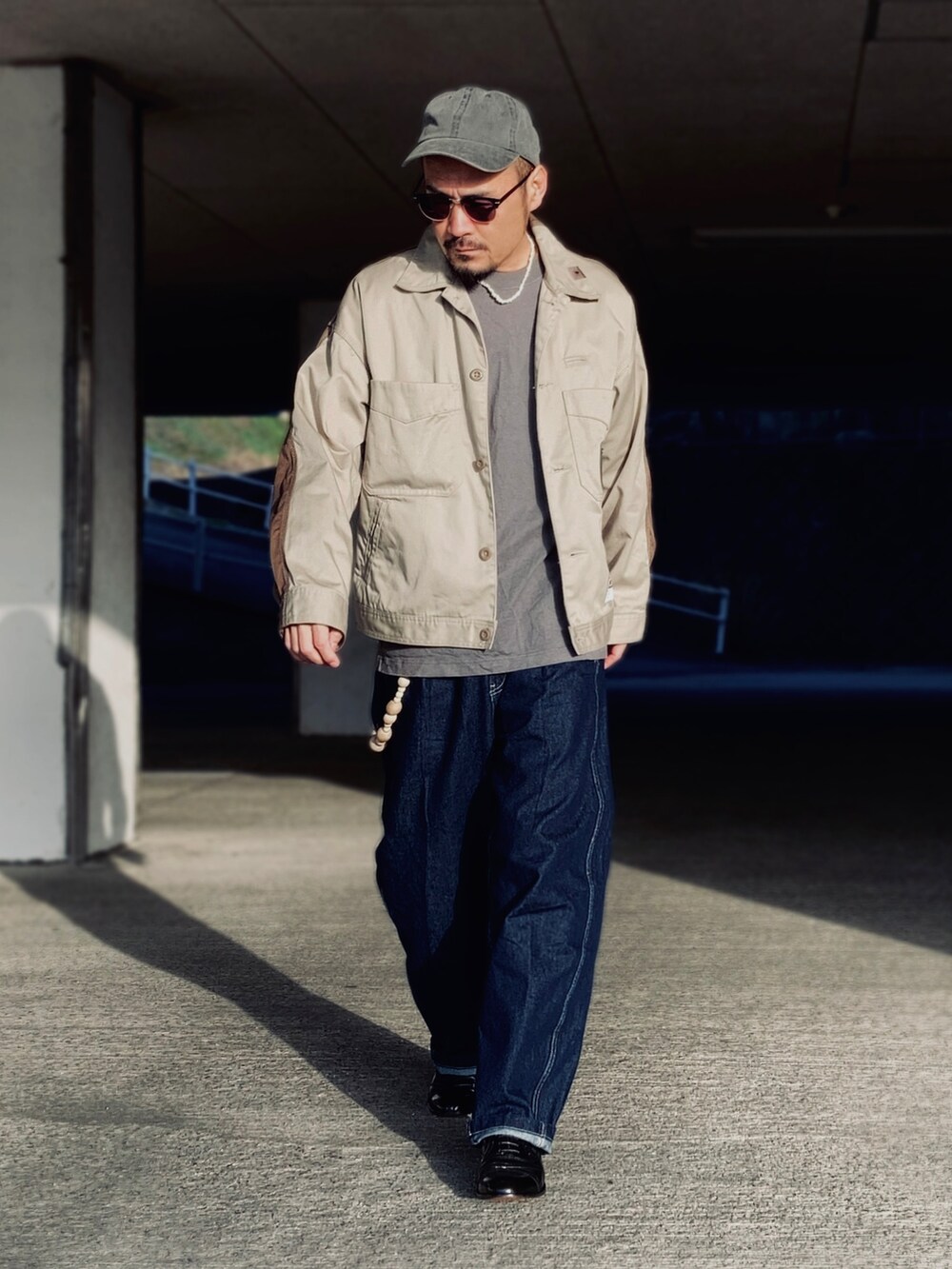 「GU、春服デビュー宣言、春服みてみて、春アウター、ビッグシルエット、プチプラ、ストリート、ストリートMIX、ワークスタイル、休日スタイル、シンプルコーデ、ウォレットチェーン、ウッドアクセサリー、サイズ感、カーブパンツ」｜「UNIQLOのアイテム（Tシャツ/カットソー、ブルー系）」を使った、koppaさん（メンズ・169cm）の春コーディネートの2枚目の写真