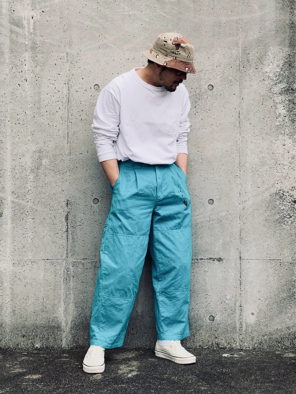 ホワイト系のTシャツ/カットソー、ブルー系のその他パンツ、ホワイト系のスニーカーを着用したメンズの春コーディネートの2枚目の写真