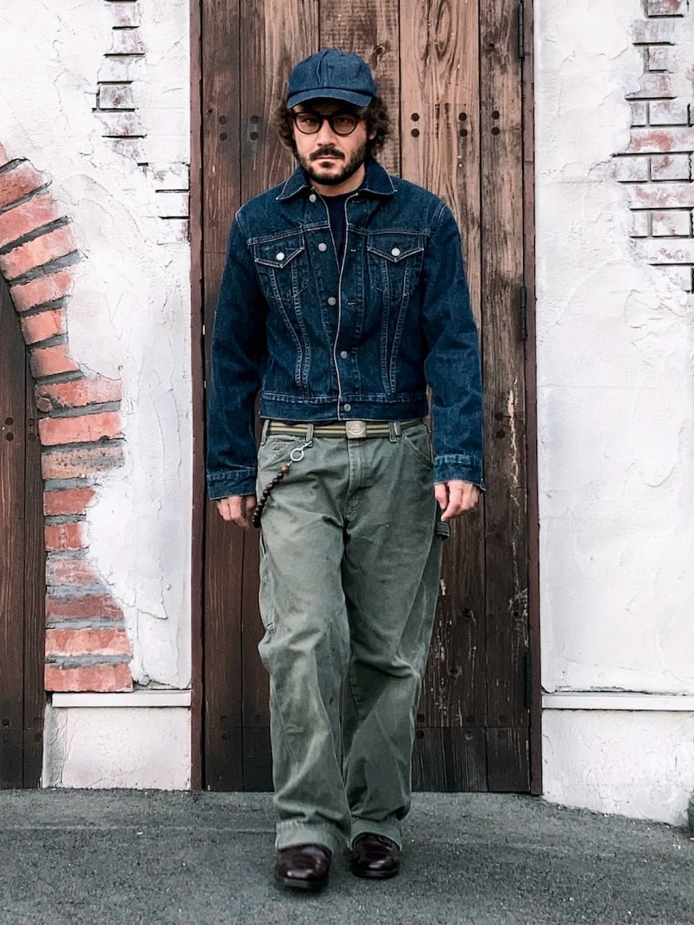 ブルー系のデニムジャケット、グリーン系のその他パンツ、レッド系のドレスシューズを着用したメンズの秋コーディネートの3枚目の写真