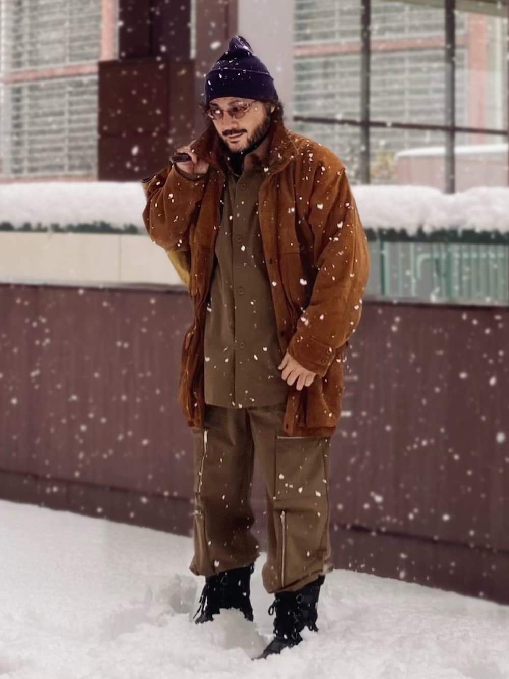 ブラウン系のその他アウター、ベージュ系のセットアップ、ベージュ系のパンツを着用したメンズの冬コーディネートの3枚目の写真