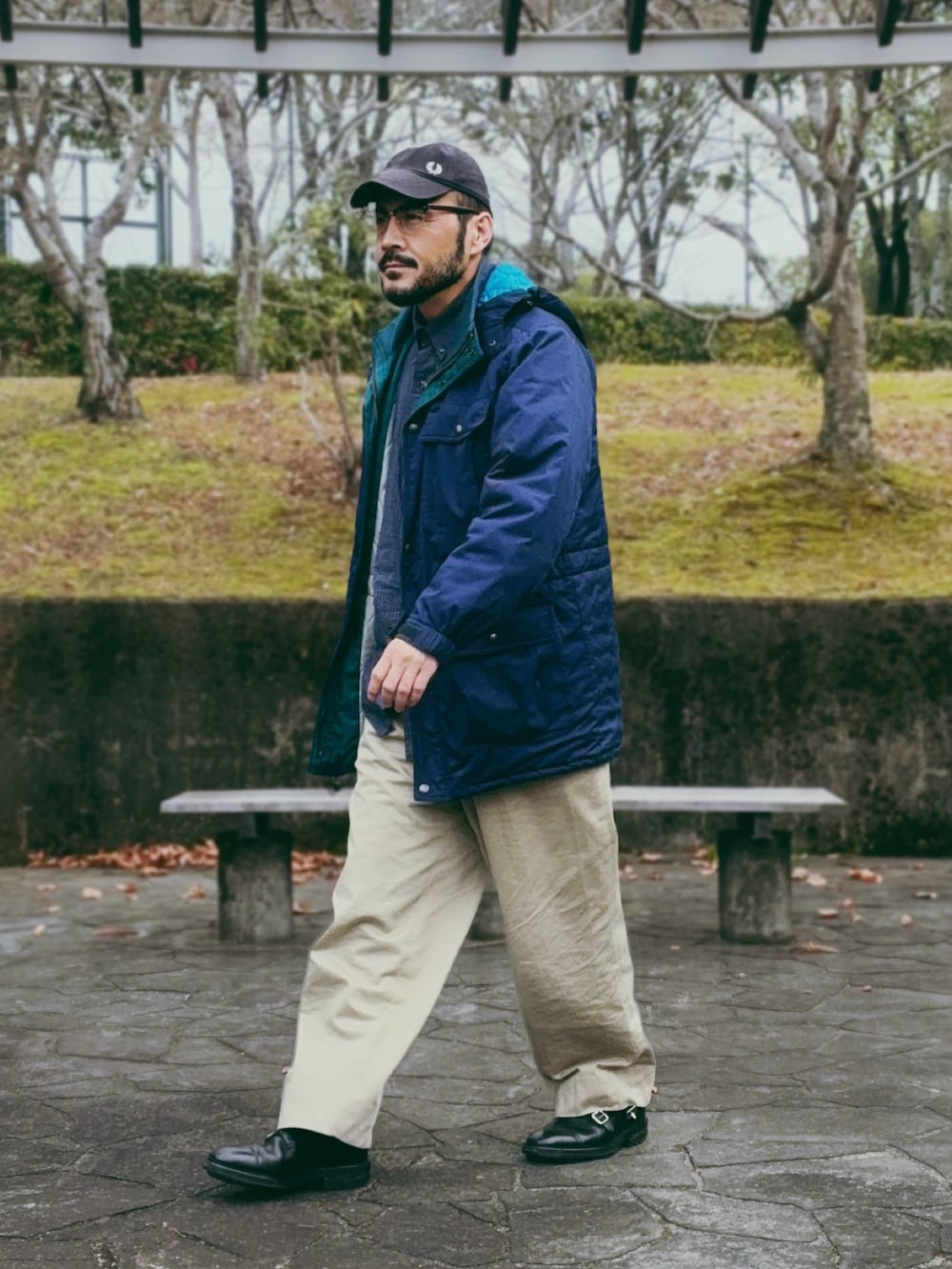 ブルー系のシャツ/ブラウス、ブルー系のその他アウター、ベージュ系のチノパンツを着用したメンズの春コーディネートの2枚目の写真