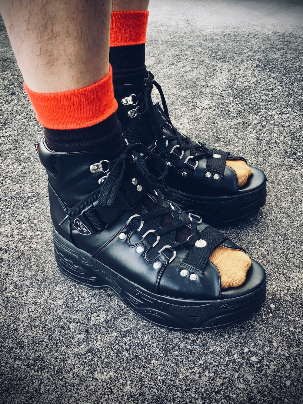 ブルー系のTシャツ/カットソー、ベージュ系のその他パンツ、ブラック系のサンダルを着用したメンズの夏コーディネートの5枚目の写真