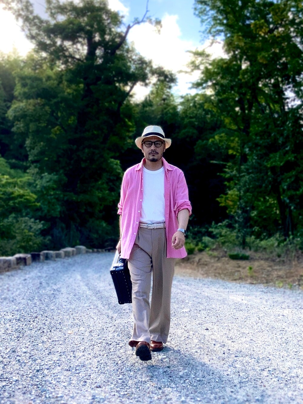 ホワイト系のTシャツ/カットソー、ピンク系のシャツ/ブラウス、ベージュ系のスラックスを着用したメンズの夏コーディネートの5枚目の写真