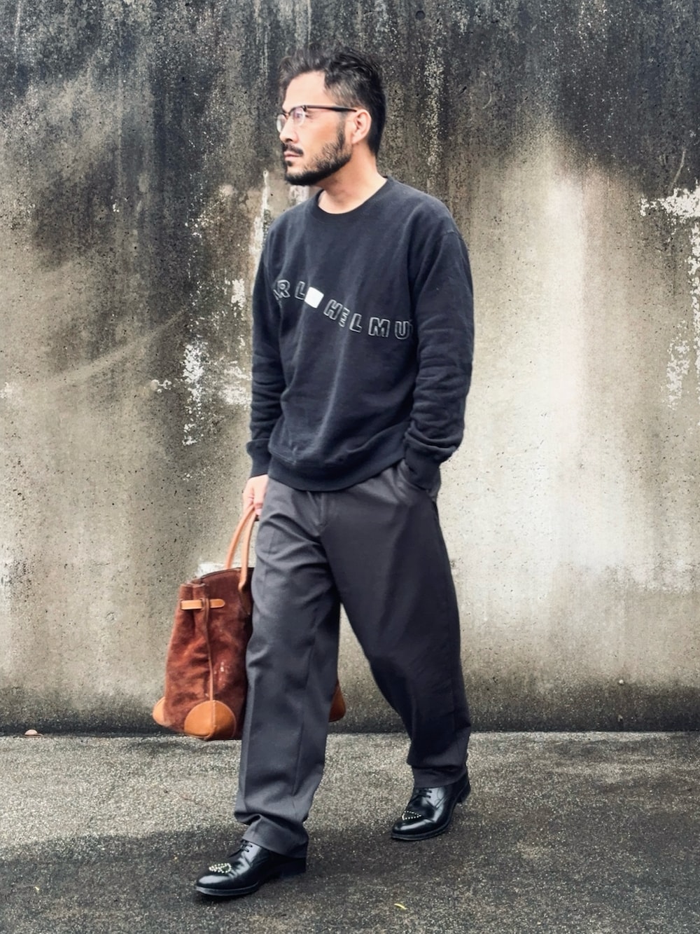 ブルー系のその他パンツ、ブラック系のスウェット、ブラウン系のトートバッグを着用したメンズの春コーディネートの2枚目の写真