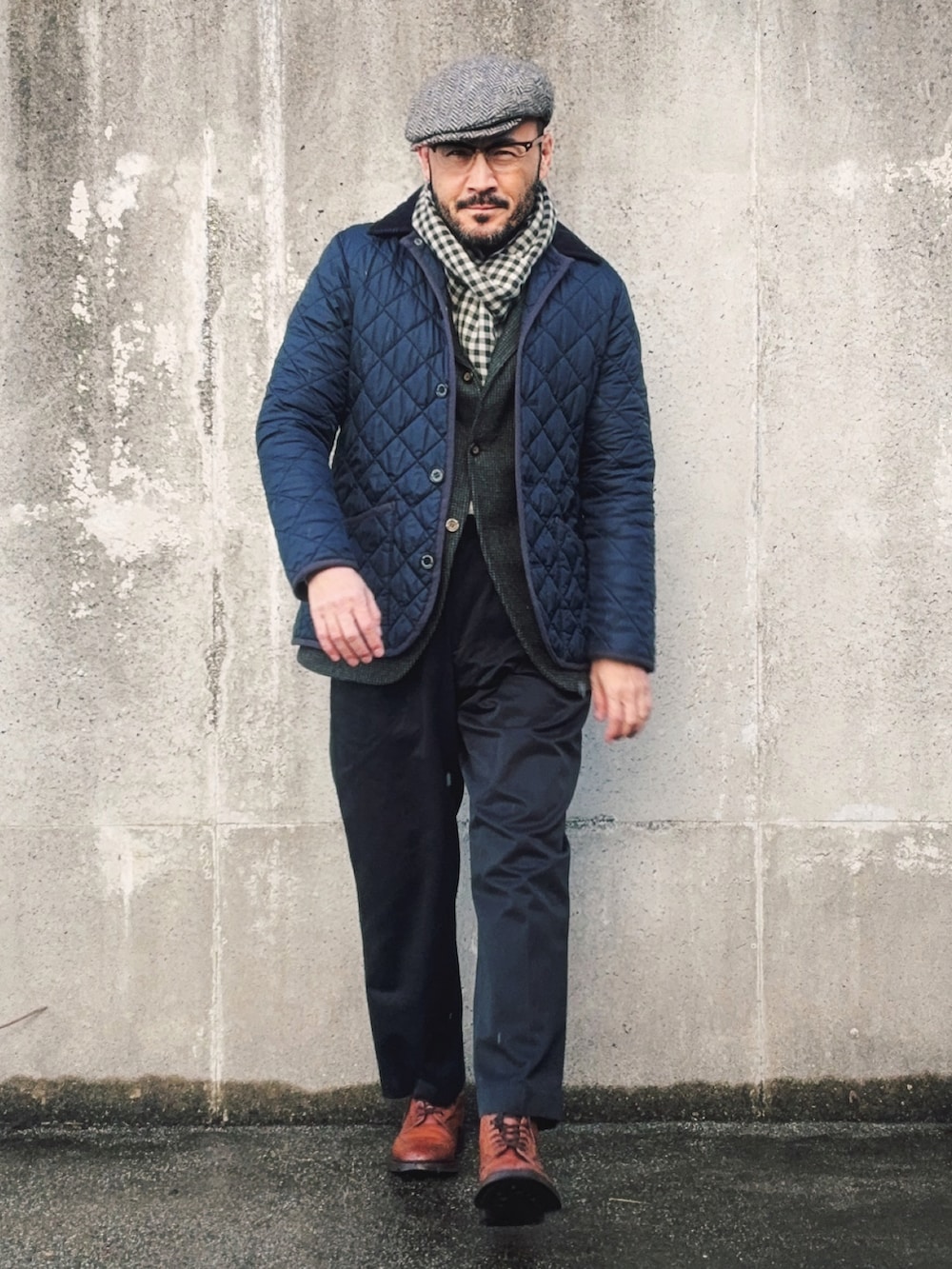 グレー系のテーラードジャケット、ブルー系のその他アウター、ブラック系のパンツを着用したメンズの冬コーディネートの3枚目の写真