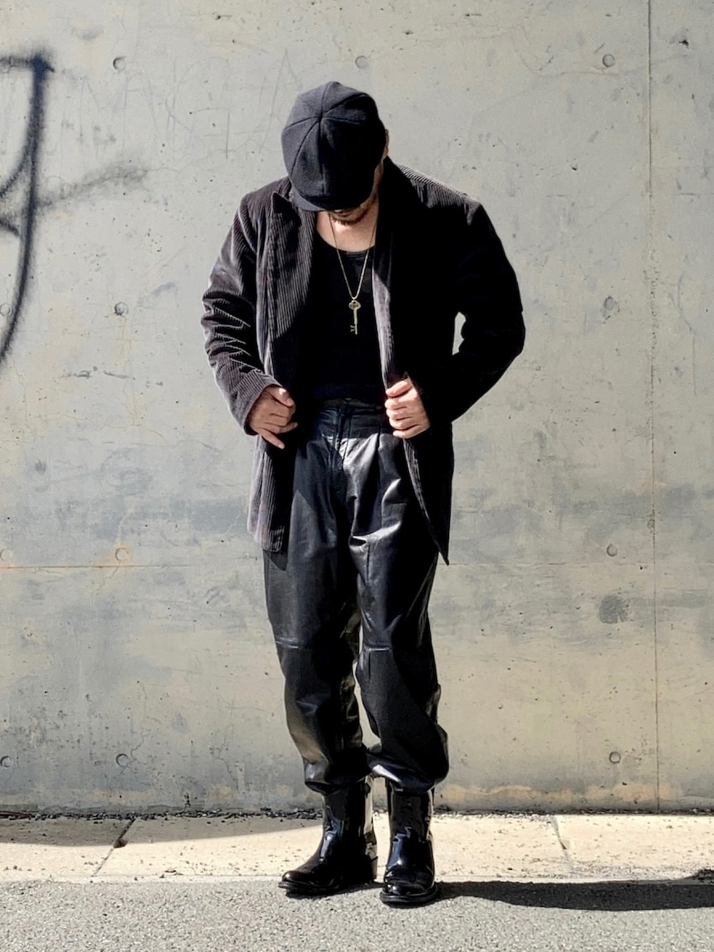 グレー系のテーラードジャケット、ブラック系のその他パンツ、ブラック系のブーツを着用したメンズの秋コーディネートの4枚目の写真