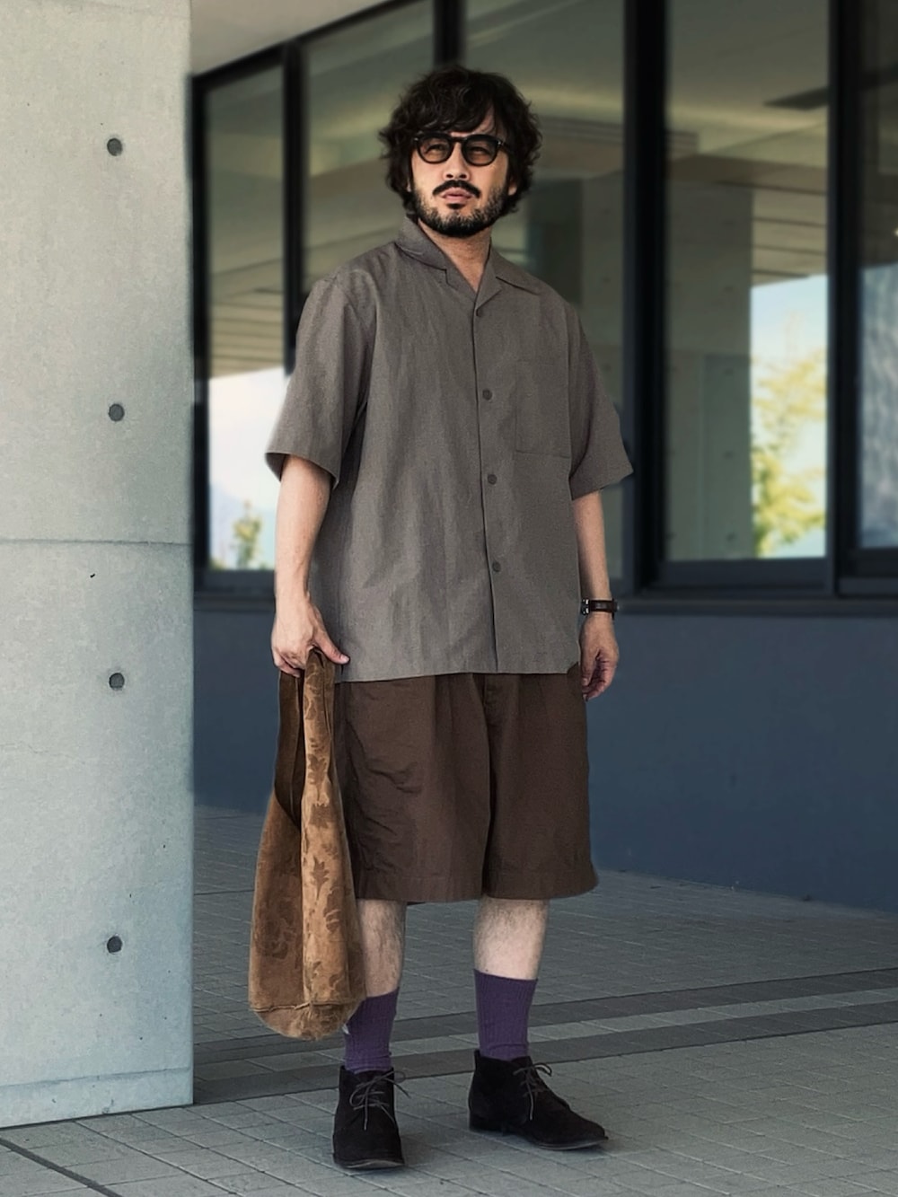 ブラウン系のその他パンツ、ブラウン系のシャツ/ブラウス、ブラウン系のトートバッグを着用したメンズの秋コーディネートの2枚目の写真