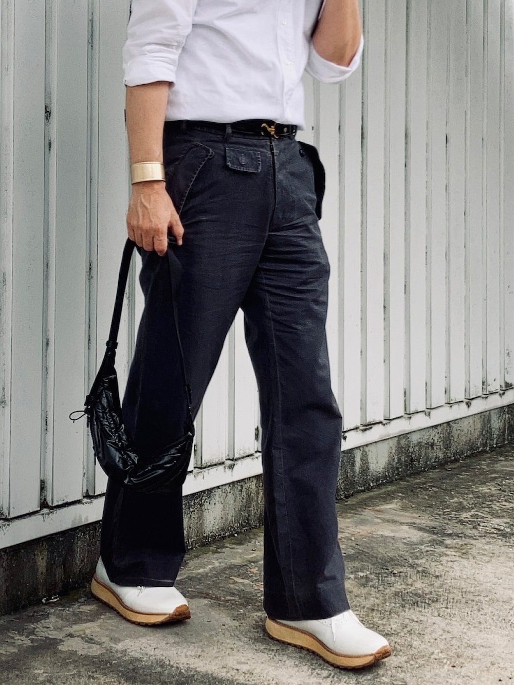 ホワイト系のシャツ/ブラウス、グレー系のスラックス、ホワイト系のスニーカーを着用したメンズの夏コーディネートの3枚目の写真