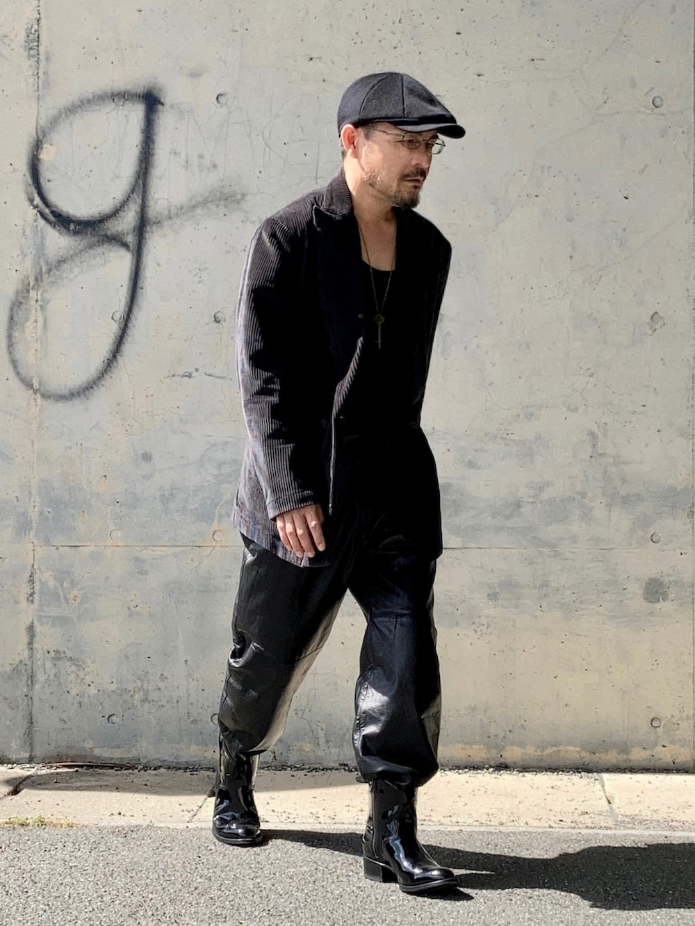 グレー系のテーラードジャケット、ブラック系のその他パンツ、ブラック系のブーツを着用したメンズの秋コーディネートの5枚目の写真