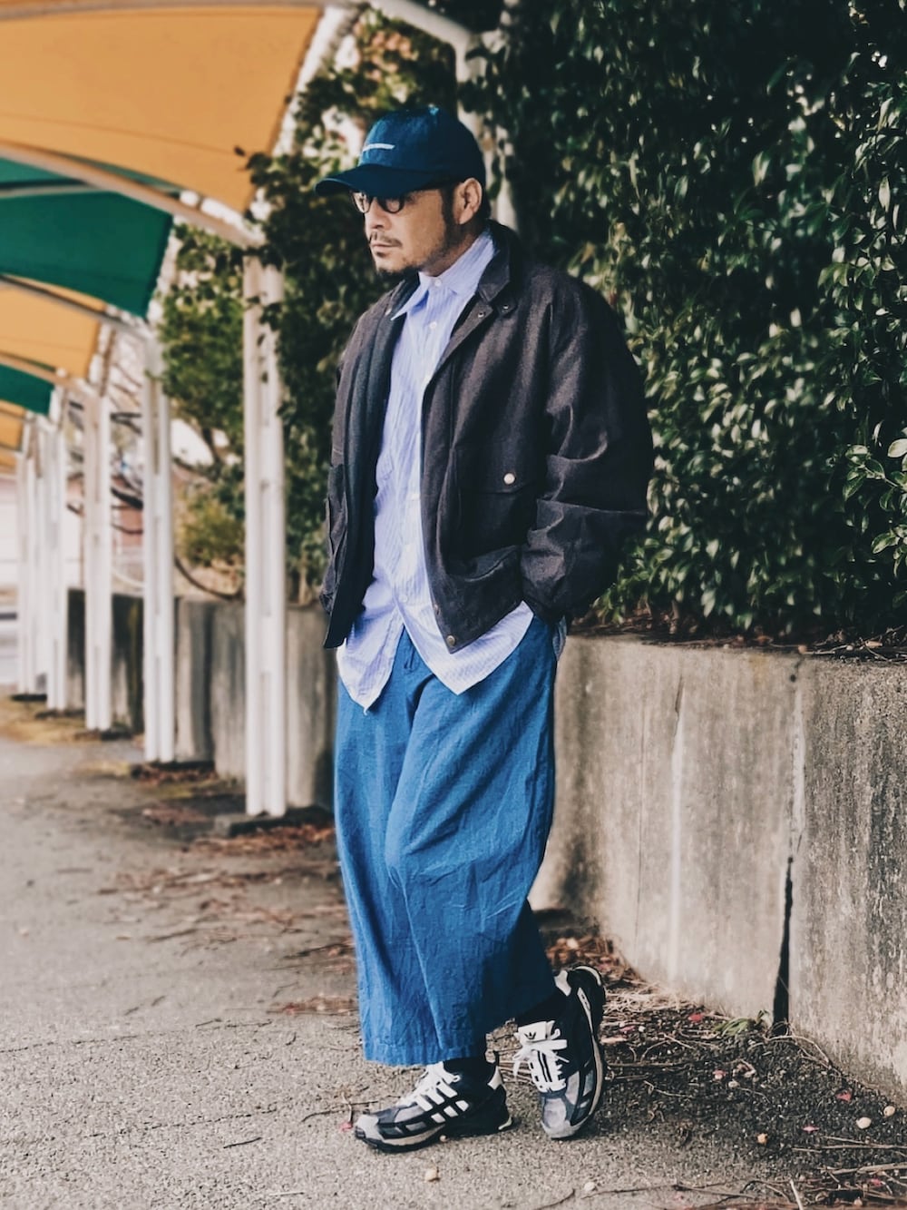 その他のシャツ/ブラウス、グレー系のブルゾン、ブルー系のスラックスを着用したメンズの冬コーディネートの2枚目の写真