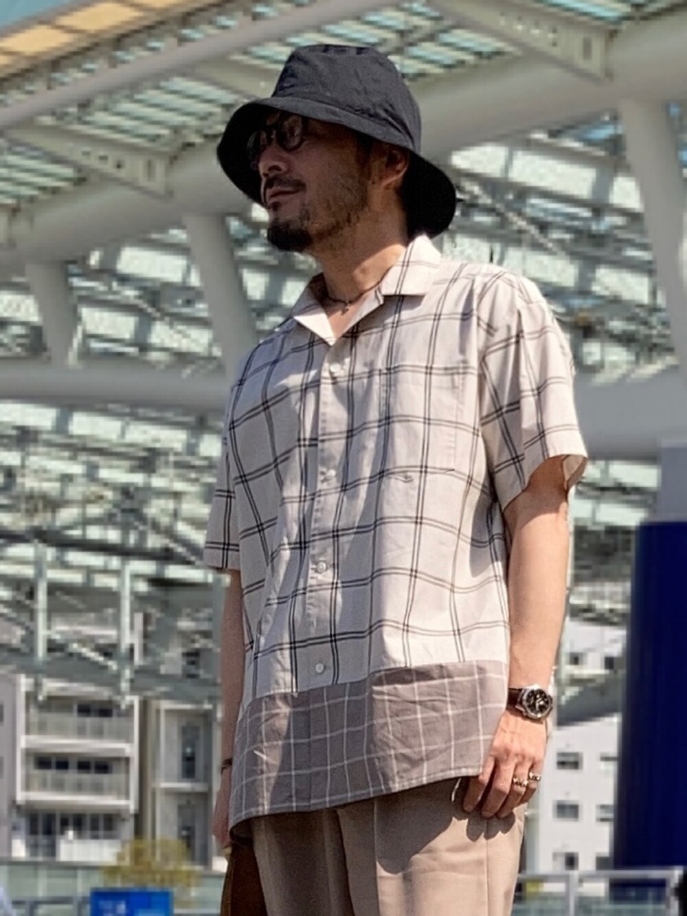 ベージュ系のシャツ/ブラウス、ベージュ系のスラックス、ブラウン系のスリッポンを着用したメンズの春コーディネートの2枚目の写真