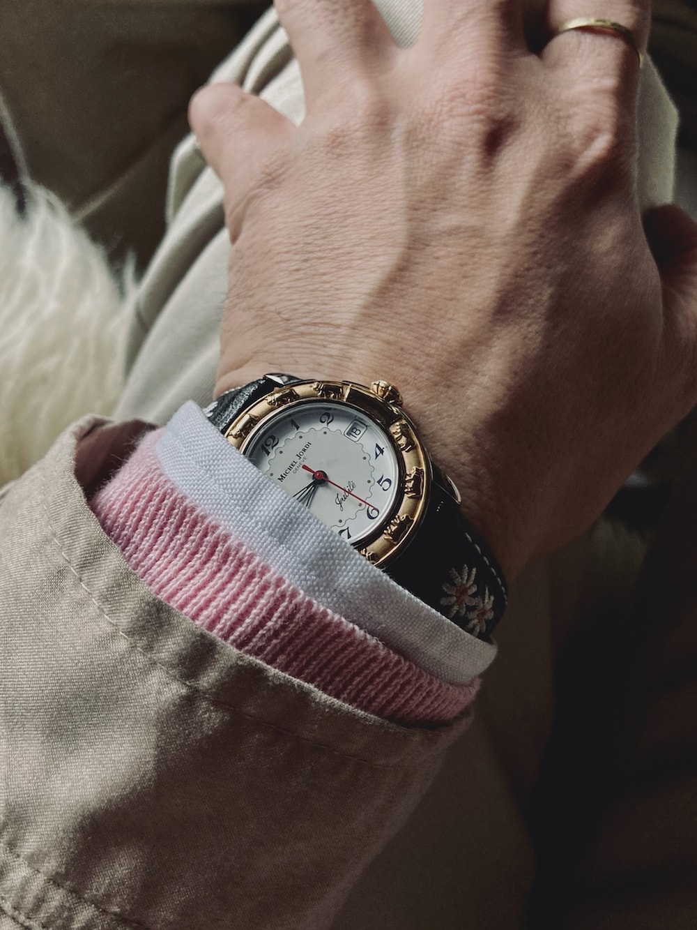 ピンク系のニット/セーター、ベージュ系のブルゾン、ホワイト系のシャツ/ブラウスを着用したメンズの春コーディネートの3枚目の写真