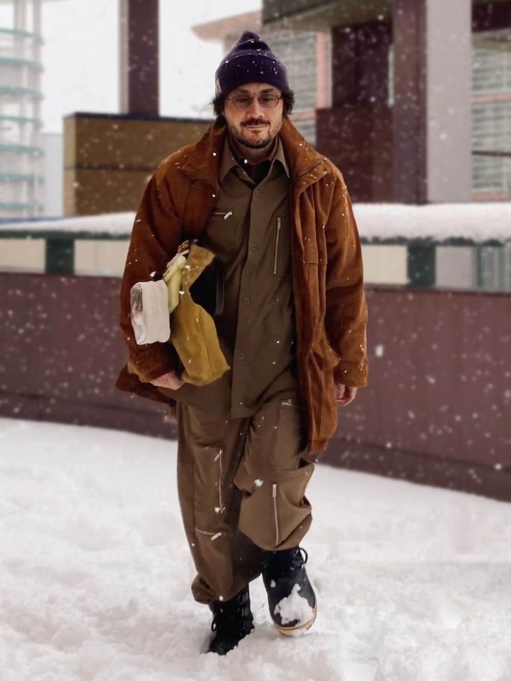 ブラウン系のその他アウター、ベージュ系のセットアップ、ベージュ系のパンツを着用したメンズの冬コーディネートの2枚目の写真