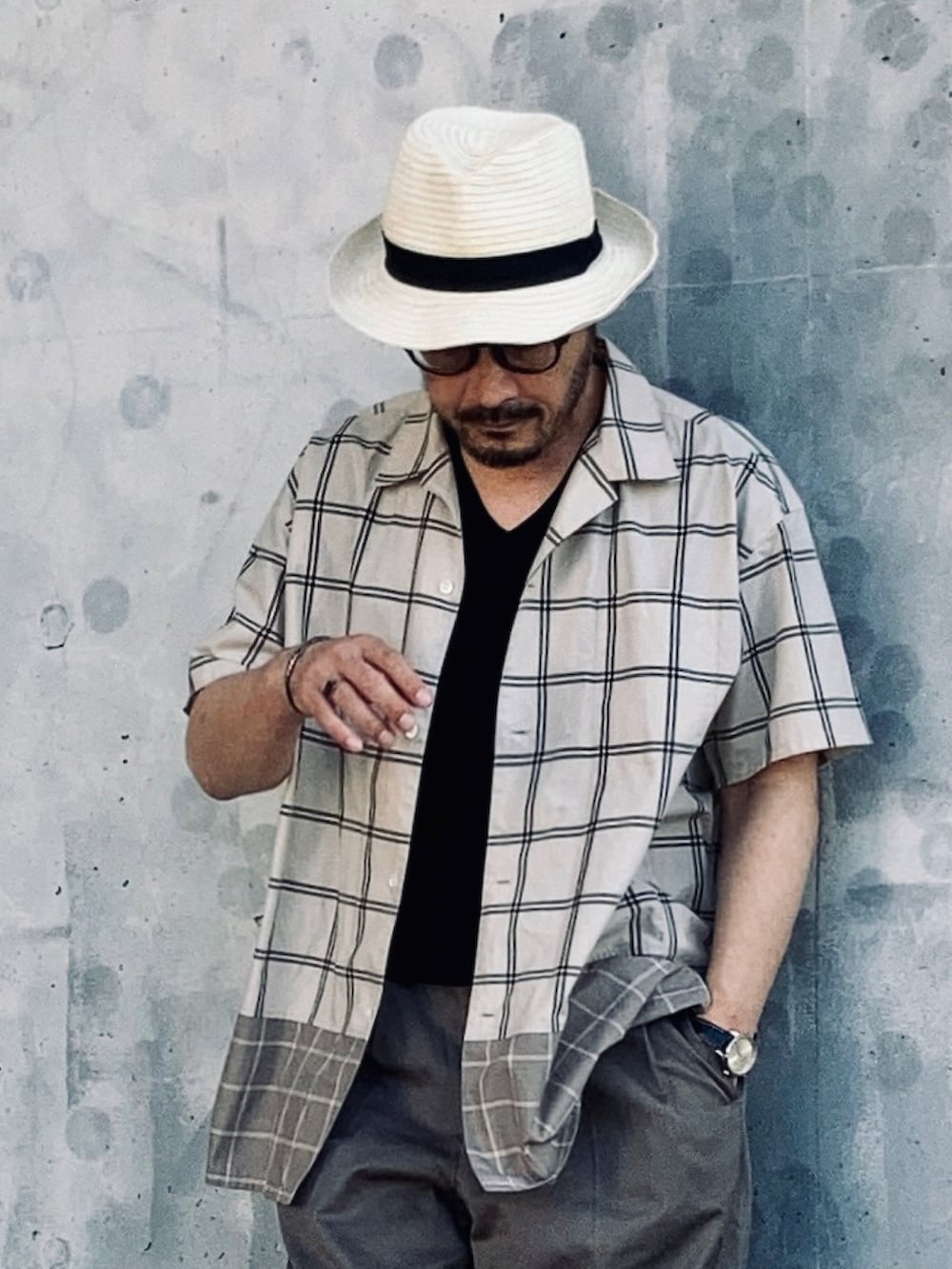 ベージュ系のシャツ/ブラウス、グレー系のスラックス、その他のドレスシューズを着用したメンズの夏コーディネートの4枚目の写真