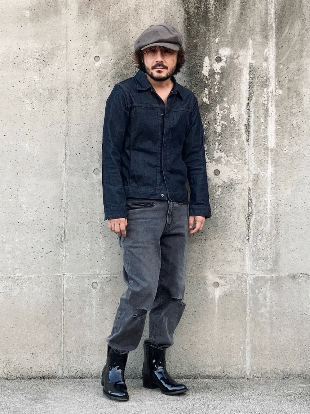 「秋服コーデ、ストリート、ワークスタイル、プチプラ、メンズファッション、ファッションを楽しもう、キャップ、キャスケット、ブラックデニム、ダメージデニムパンツ、ウエスタンブーツ、ブーツ、デニム、デニムオンデニム、ダブルデニム」｜「GUのsize L スリムダメージジーンズundercover（デニムパンツ、グレー系）」を使った、koppaさん（メンズ・169cm）の秋コーディネートの4枚目の写真