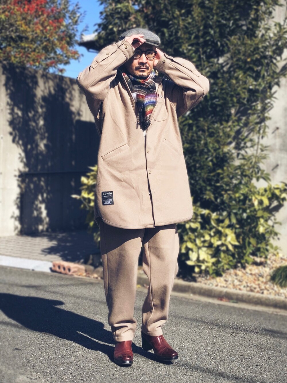 ベージュ系のシャツ/ブラウス、ベージュ系のスウェットパンツ、レッド系のブーツを着用したメンズの冬コーディネートの4枚目の写真