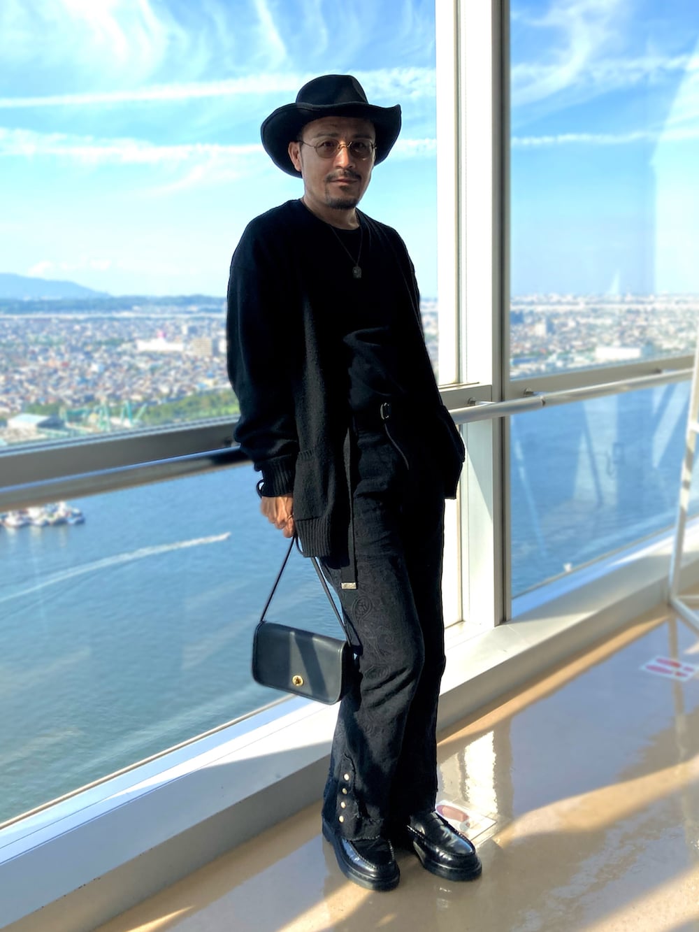 ブラック系のTシャツ/カットソー、ブラック系のカーディガン/ボレロ、ブラック系のその他パンツを着用したメンズの秋コーディネートの2枚目の写真