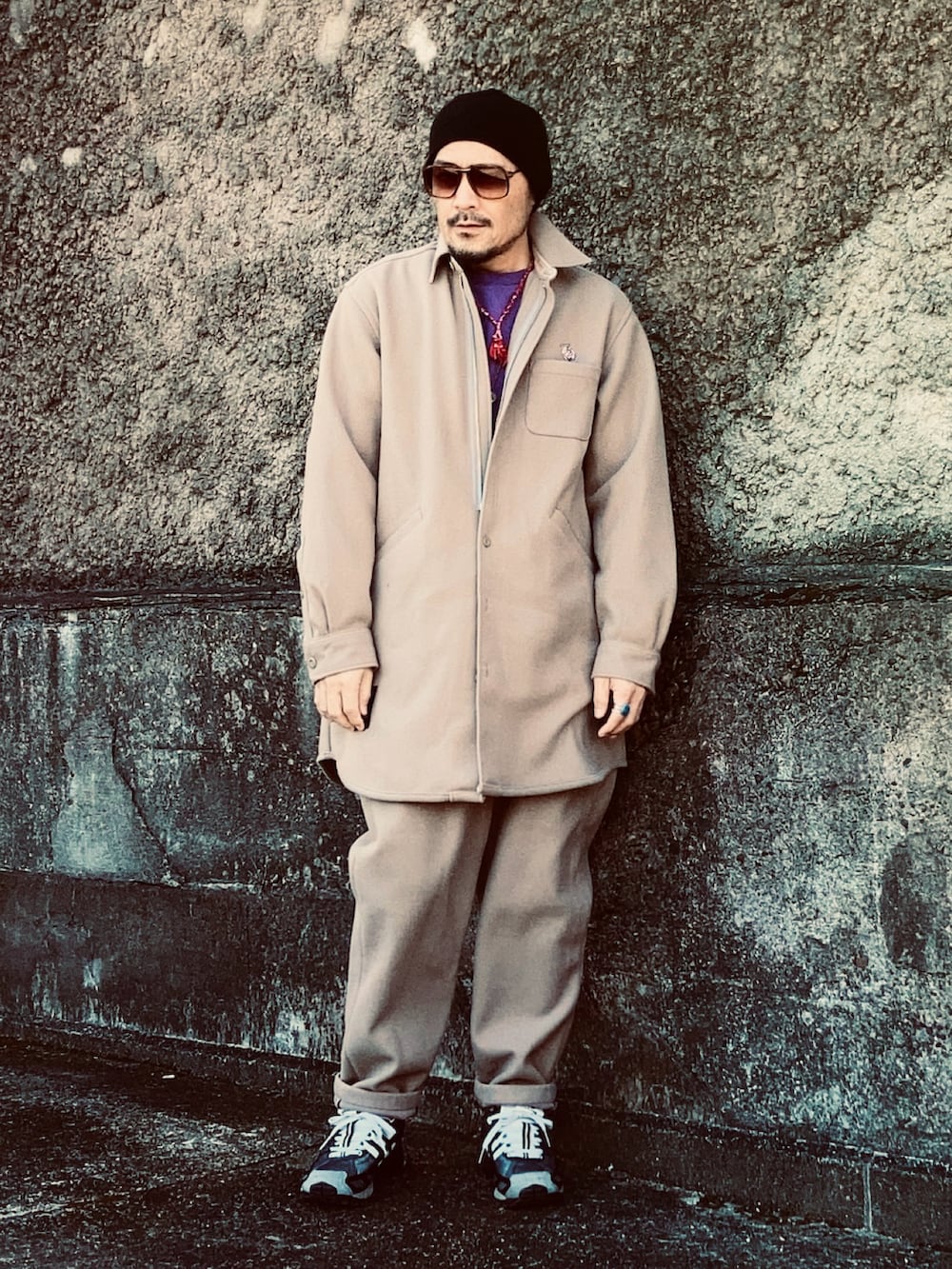 パープル系のスウェット、ベージュ系のシャツ/ブラウス、ベージュ系のスウェットパンツを着用したメンズの秋コーディネートの2枚目の写真