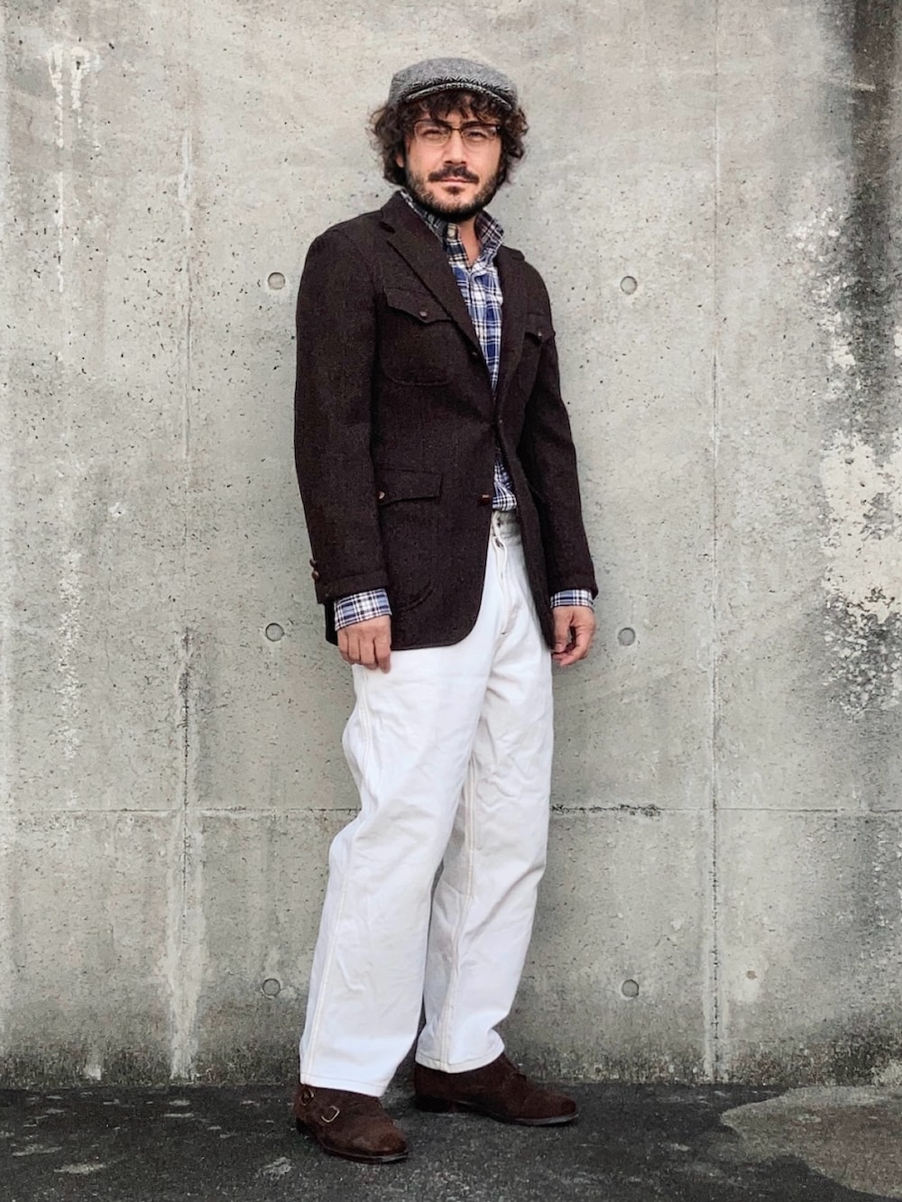 ホワイト系のデニムパンツ、ブルー系のシャツ/ブラウス、ブラウン系のテーラードジャケットを着用したメンズの秋コーディネートの2枚目の写真