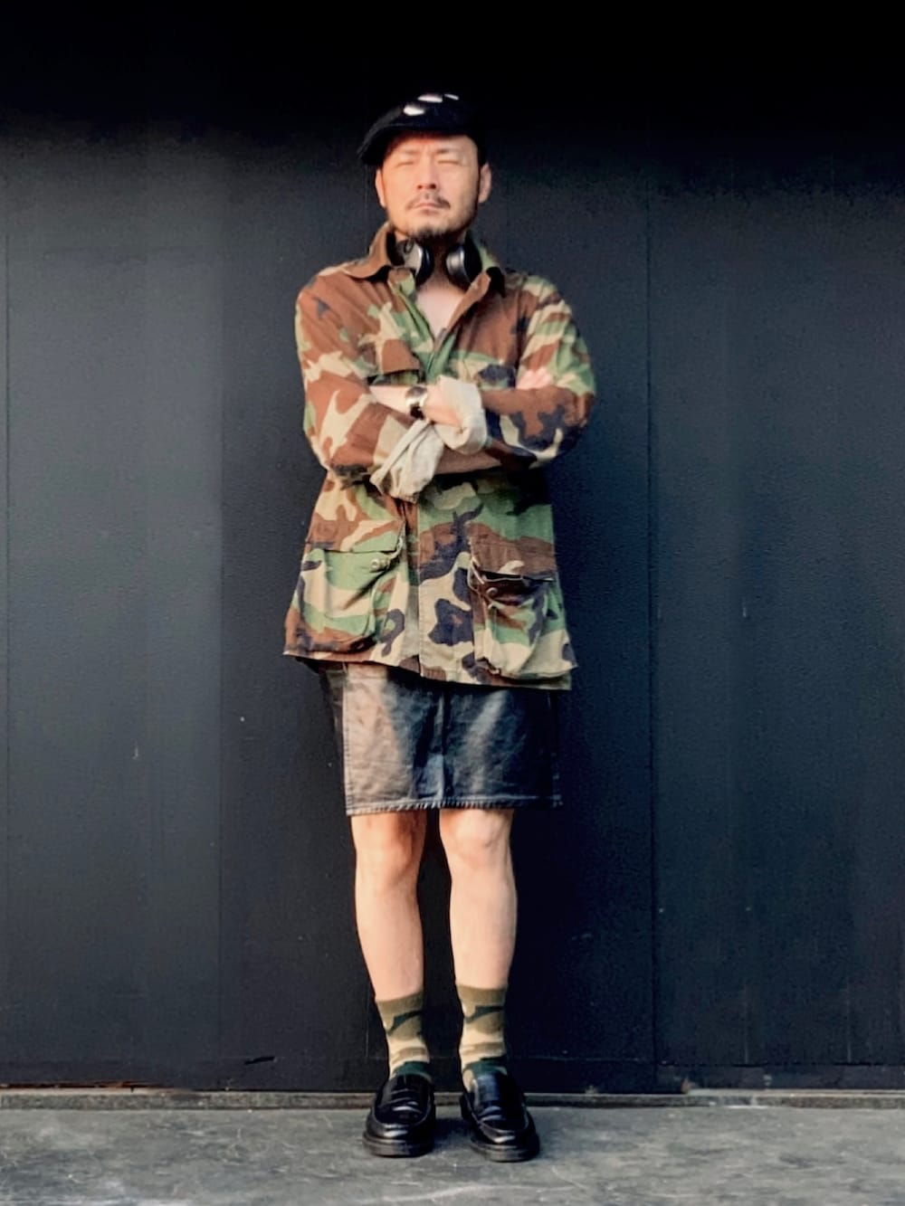 その他のミリタリージャケット、ブラック系のその他パンツ、ブラック系のローファーを着用したメンズの夏コーディネートの3枚目の写真