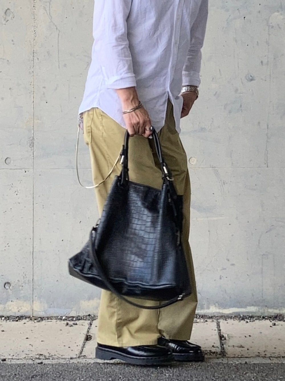 ホワイト系のシャツ/ブラウス、ベージュ系のチノパンツ、ブラック系のローファーを着用したメンズの夏コーディネートの3枚目の写真