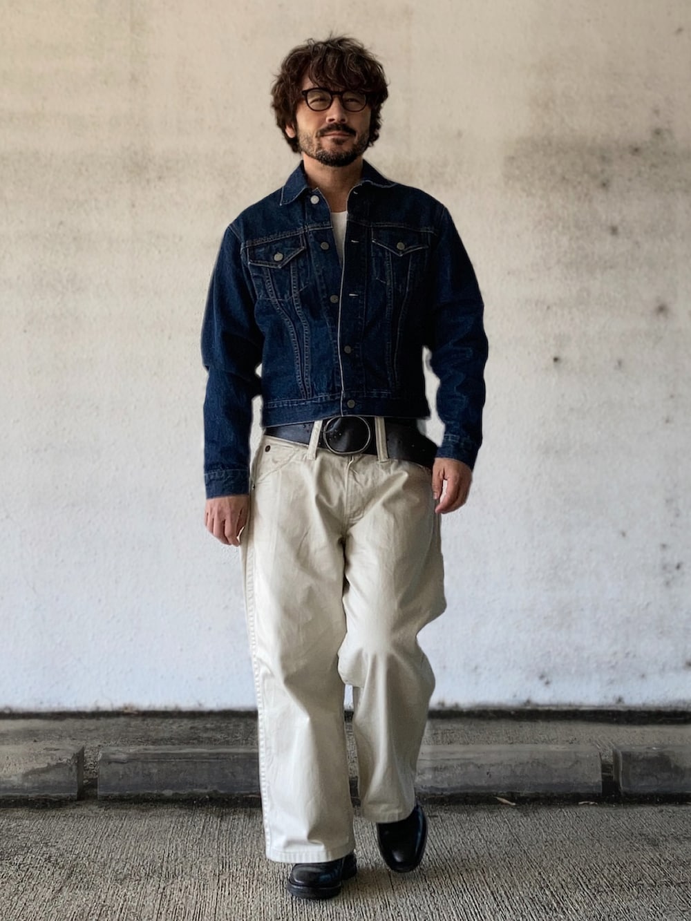 ブルー系のデニムジャケット、ホワイト系のデニムパンツ、ブラック系のドレスシューズを着用したメンズの春コーディネートの2枚目の写真