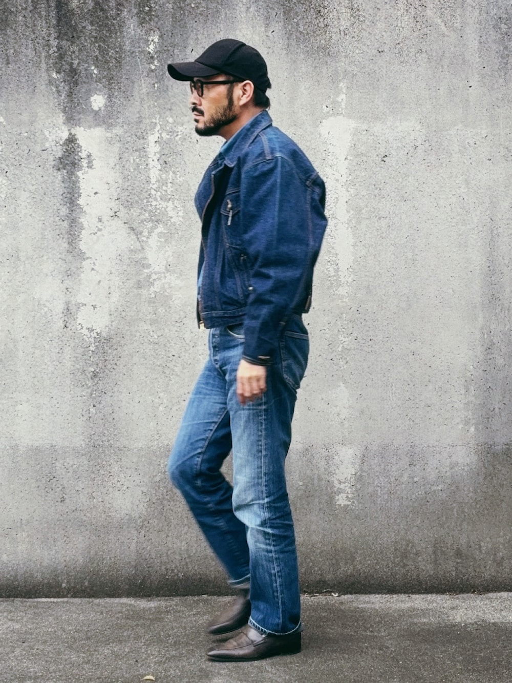 ブルー系のライダースジャケット、ブルー系のデニムパンツ、グリーン系のローファーを着用したメンズの春コーディネートの2枚目の写真