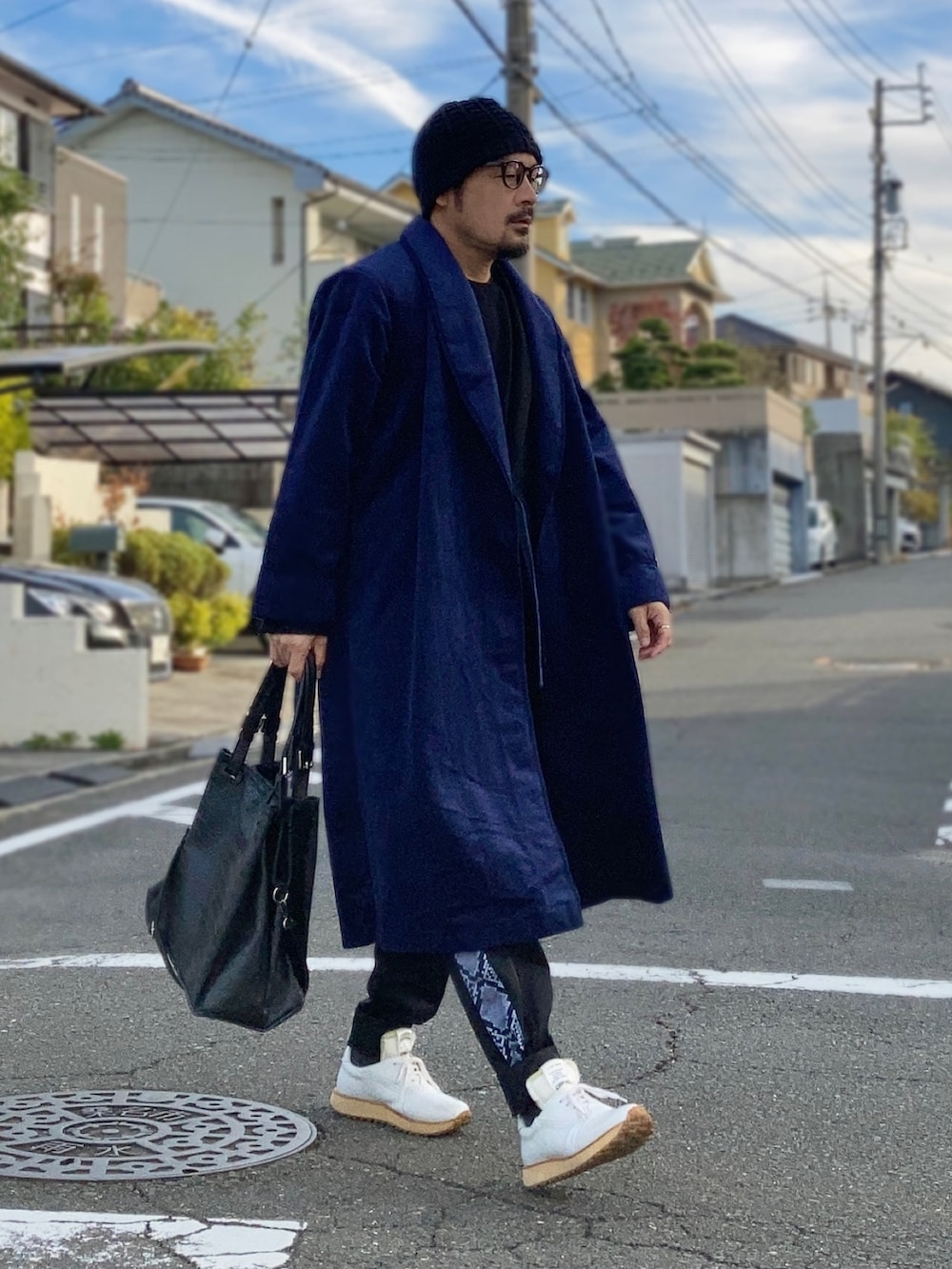 ブラック系のニット/セーター、ブラック系のテーラードジャケット、ブルー系のその他アウターを着用したメンズの秋コーディネートの3枚目の写真