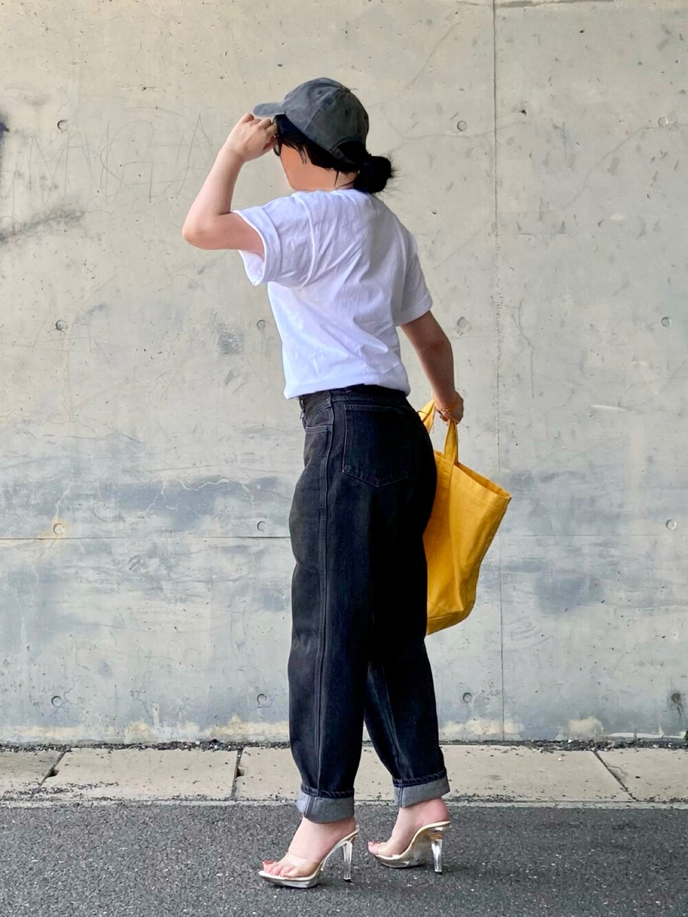 ホワイト系のTシャツ/カットソー、ブラック系のデニムパンツを着用したレディースの春コーディネートの3枚目の写真