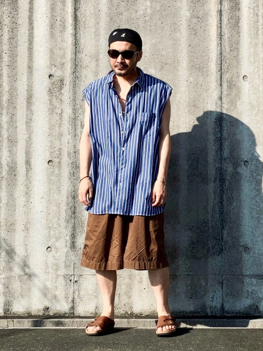 ブルー系のシャツ/ブラウス、ブラウン系のその他パンツ、ブラウン系のサンダルを着用したメンズの夏コーディネートの2枚目の写真