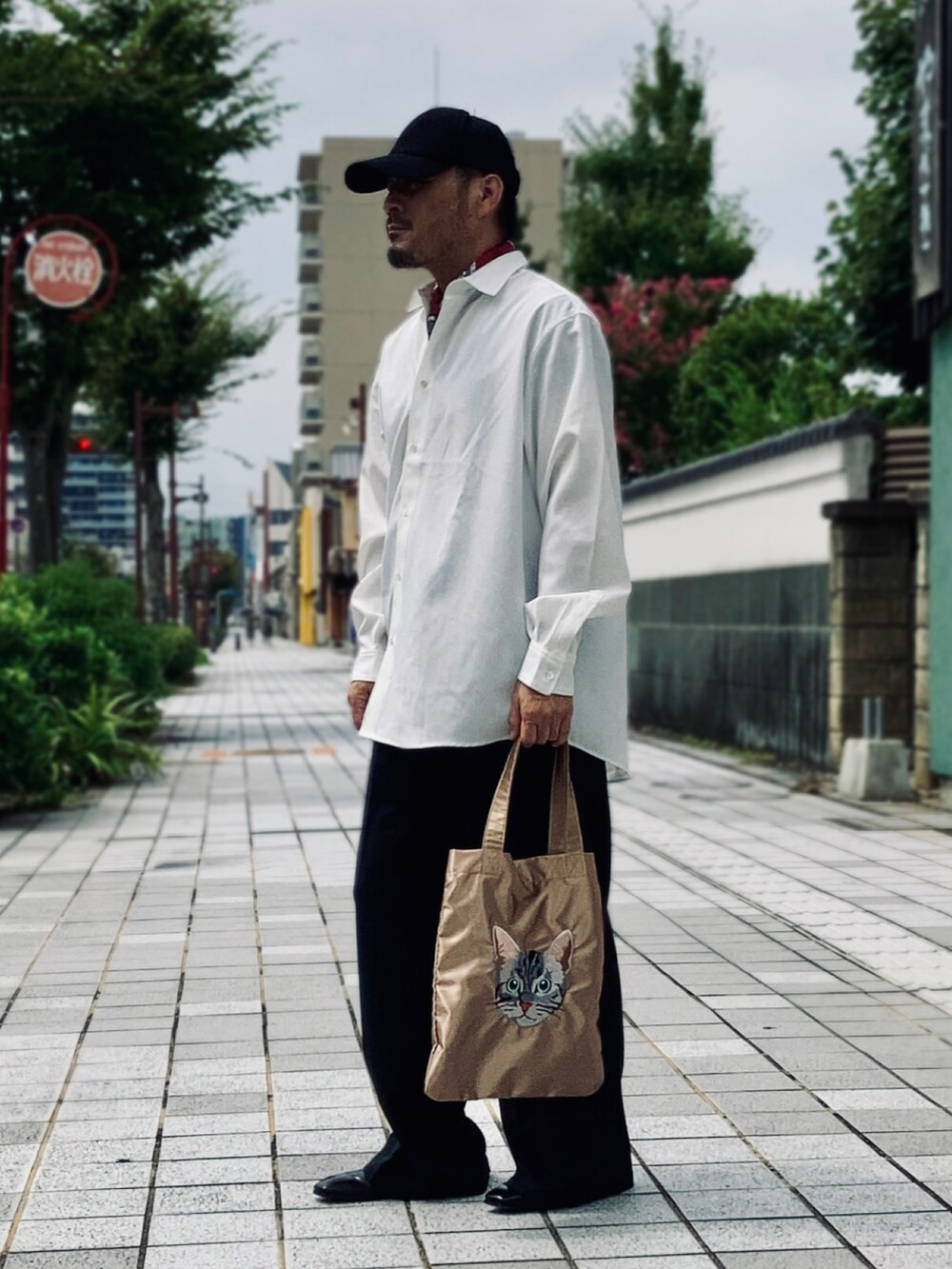 ホワイト系のシャツ/ブラウス、ブラック系のスラックス、ブラック系のドレスシューズを着用したメンズの夏コーディネートの3枚目の写真