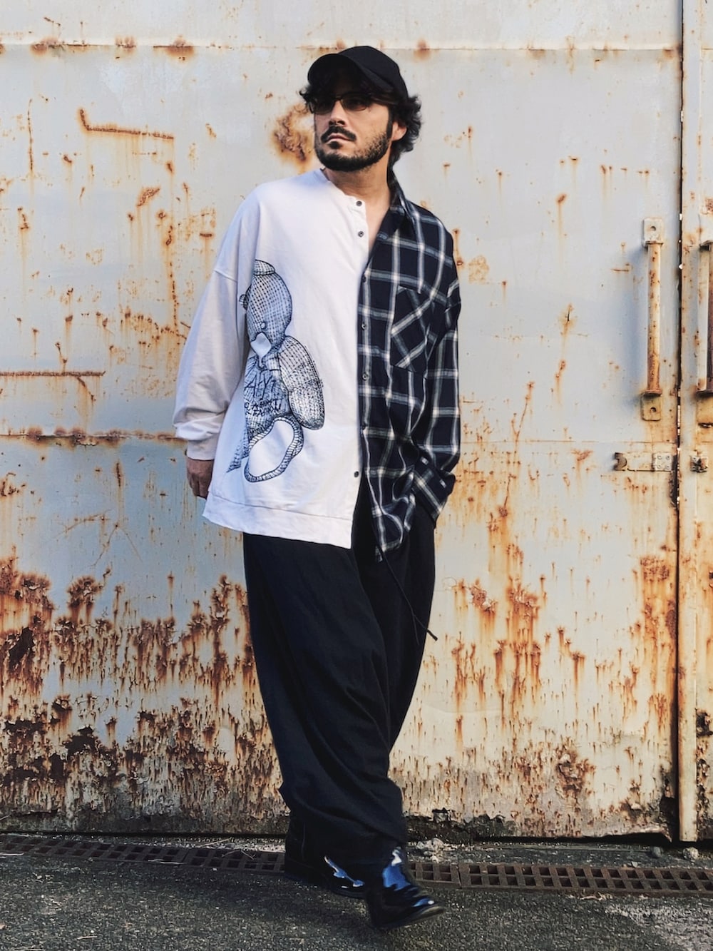 ホワイト系のシャツ/ブラウス、ブラック系のその他パンツ、ブラック系のブーツを着用したメンズの秋コーディネートの2枚目の写真