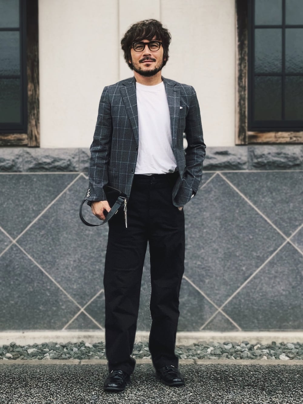 ブラック系のドレスシューズ、グレー系のテーラードジャケット、ブラック系のパンツを着用したメンズの秋コーディネートの2枚目の写真