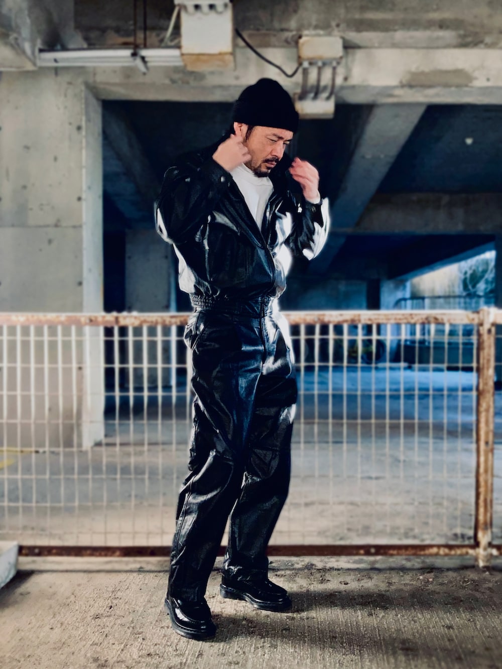 ホワイト系のTシャツ/カットソー、ブラック系のブルゾン、ブラック系のその他パンツを着用したメンズの冬コーディネートの4枚目の写真