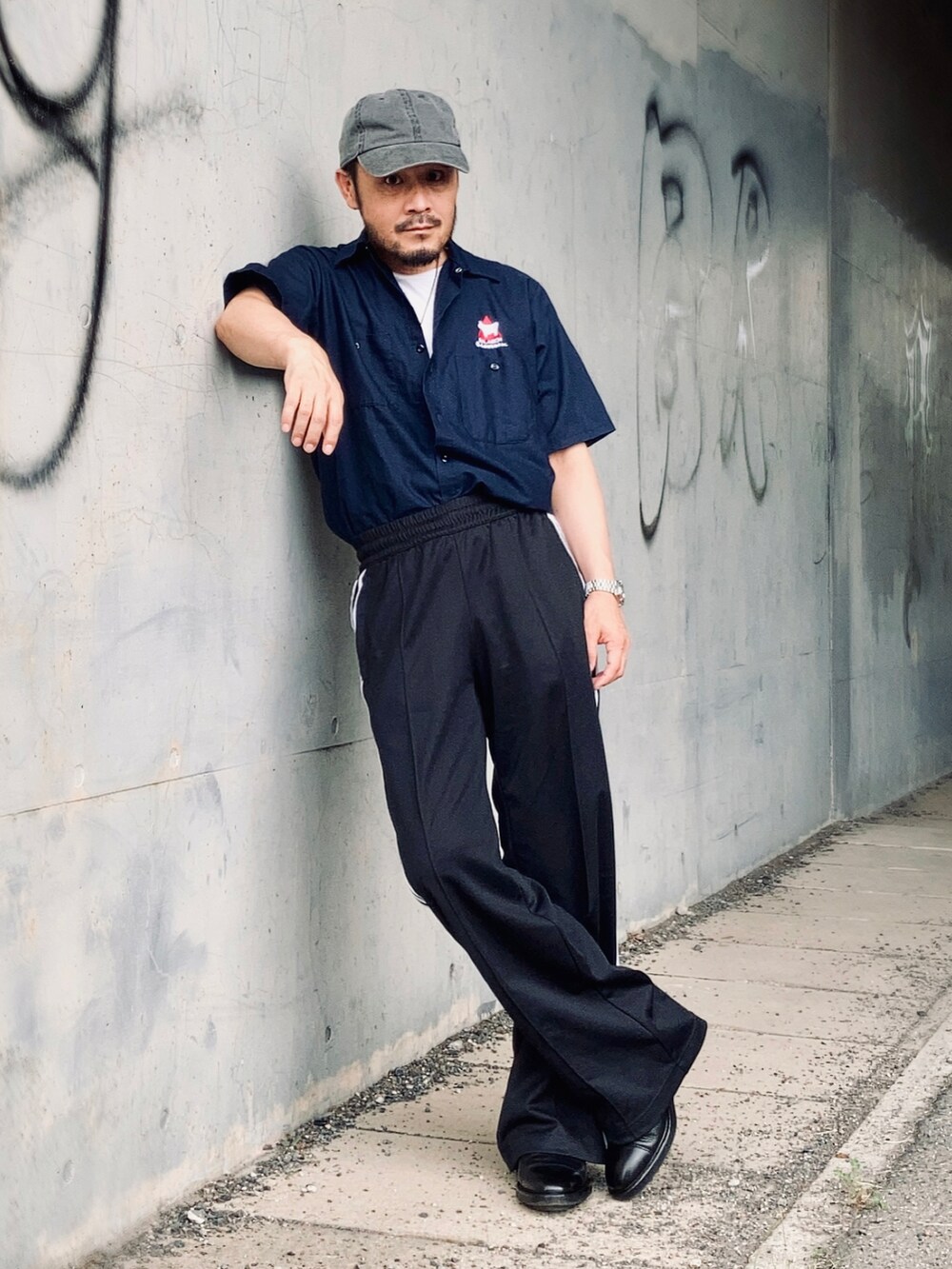 「真夏のアクティブスタイル、アメカジ、ワーク、スポーツミックス、スポーティ、タックイン、モノトーン、ストリート、白Tシャツ、ワークシャツ、トラックパンツ、ラインパンツ、adidas originals、スウェットパンツ、シャツスタイル」｜「HANESのHanes ヘインズ 2P Japan Fit 5.3oz クルーネックTシャツ / VネックTシャツ（Tシャツ/カットソー、ホワイト系）」を使った、koppaさん（メンズ・169cm）の夏コーディネートの4枚目の写真