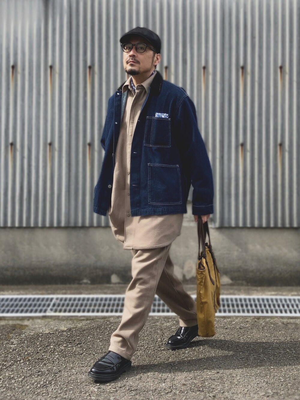 ブルー系のデニムジャケット、ベージュ系のシャツ/ブラウス、ベージュ系のスウェットパンツを着用したメンズの春コーディネートの3枚目の写真