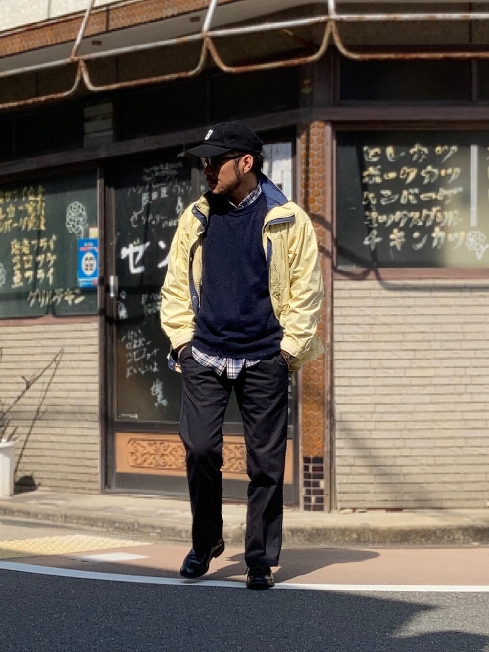 「パステル映える春、古着MIX、レースアップシューズ、ニットベスト、シンプルコーデ、キャップ、シャツスタイル、春アウター、チノパン、春コーデ、レイヤードスタイル、プチプラ、マウンテンパーカー、ブラック、ベスト×シャツ」|「DickiesのDickies◆874ワークパンツ/チノパンツ/カラーパンツ(チノパンツ、ブルー系)」を使った、koppaさん(メンズ・169cm)の春コーディネートの3枚目の写真