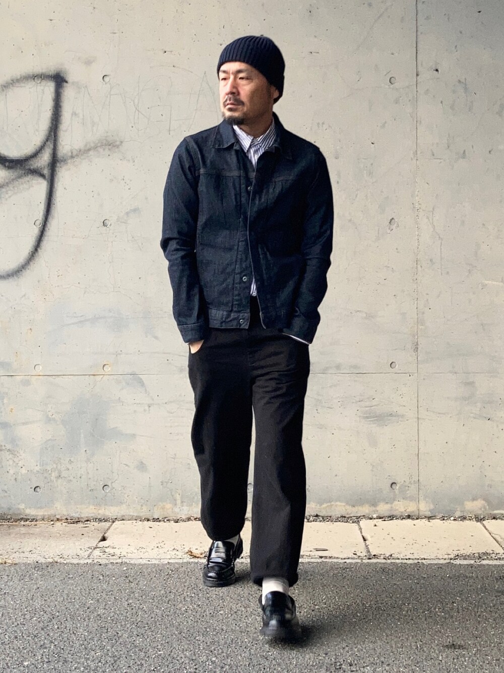 ブルー系のシャツ/ブラウス、ブラック系のパンツ、ブラック系のローファーを着用したメンズの冬コーディネートの2枚目の写真