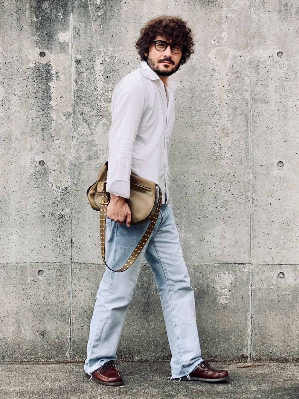 ホワイト系のシャツ/ブラウス、ブラウン系のモカシン/デッキシューズ、グリーン系のショルダーバッグを着用したメンズの秋コーディネートの3枚目の写真