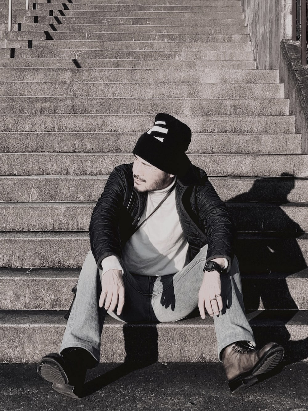 ホワイト系のニット/セーター、ブルー系のその他アウター、ブルー系のデニムパンツを着用したメンズの秋コーディネートの2枚目の写真