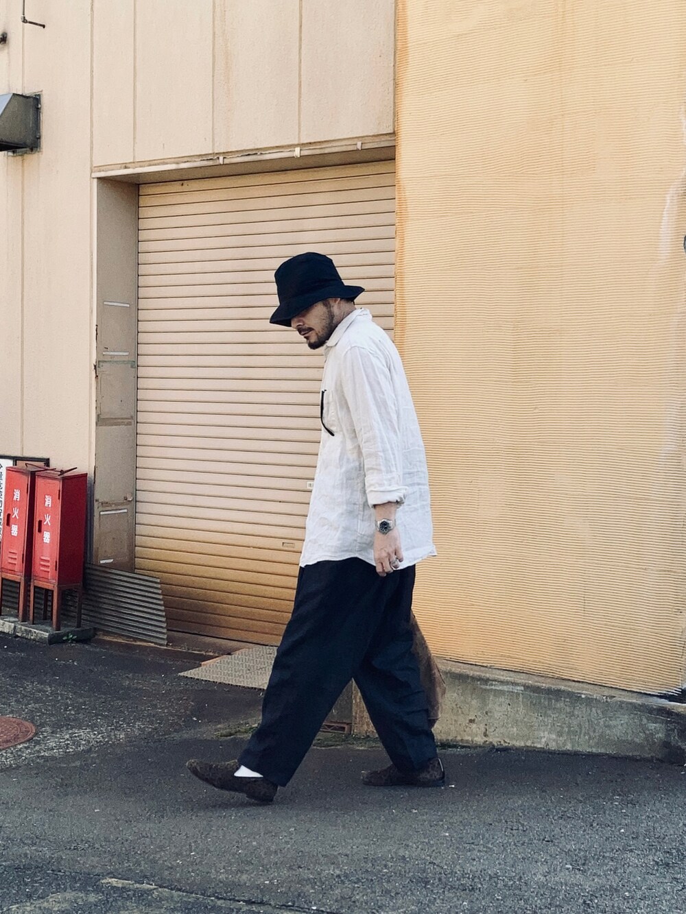 ホワイト系のタンクトップ、ベージュ系のシャツ/ブラウス、ブラック系のその他パンツを着用したメンズの春コーディネートの3枚目の写真