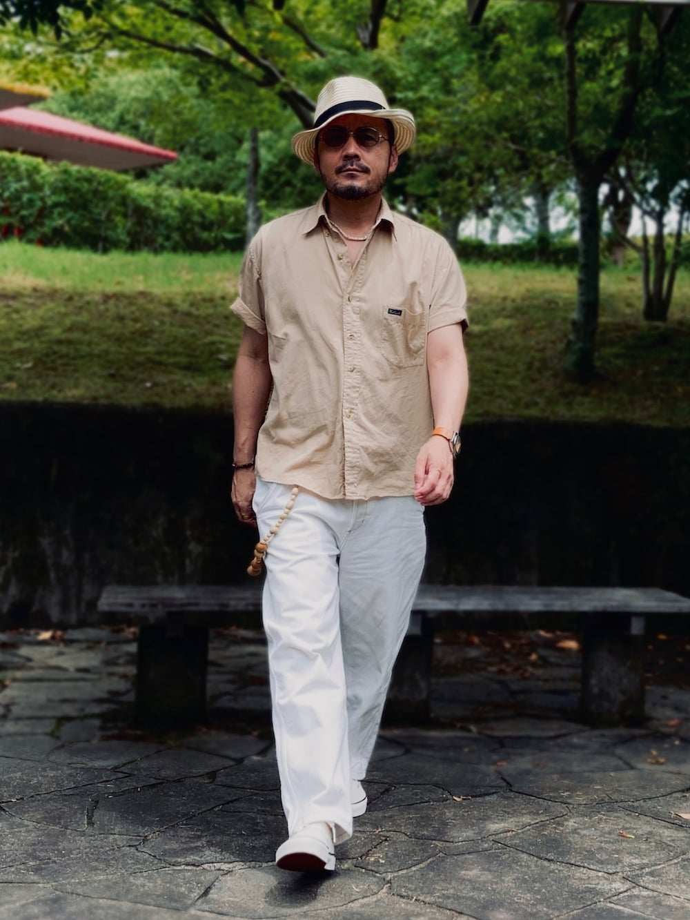 ベージュ系のシャツ/ブラウス、ホワイト系のデニムパンツ、ホワイト系のスニーカーを着用したメンズの夏コーディネートの4枚目の写真