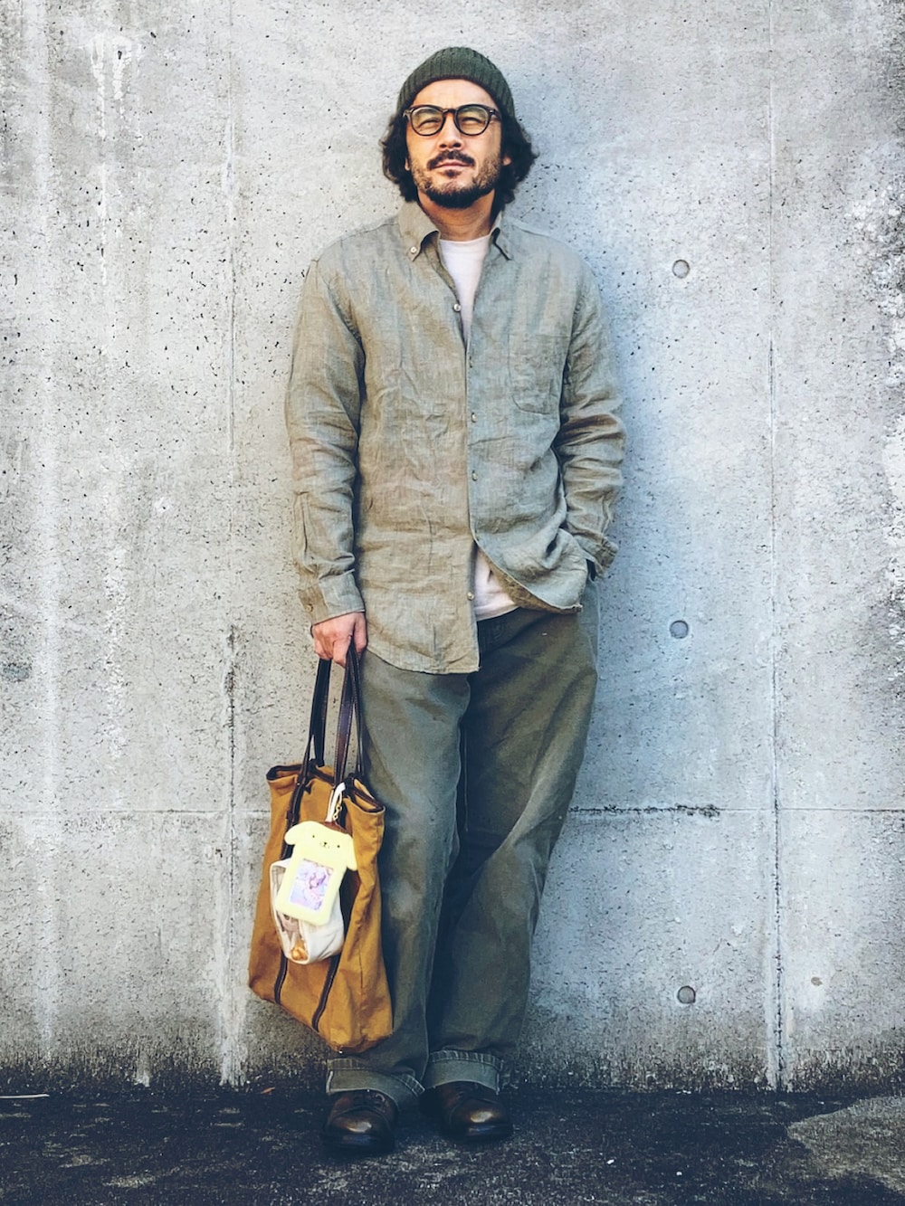 グリーン系のシャツ/ブラウス、グリーン系のその他パンツ、グリーン系のブーツを着用したメンズの春コーディネートの2枚目の写真