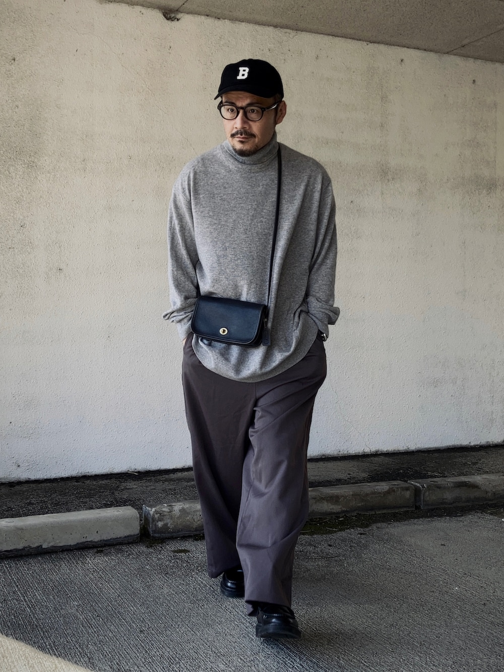 「ニット、カシミアニット、ワイドパンツ、ワイドストレートパンツ、ローファー、40代ファッション、30代ファッション、50代ファッション、シンプルスタイル、オールドコーチ、ショルダーバッグ、ミニバッグ、メガネ×帽子、キャップ」｜「UNIQLOのカシミヤタートルネックセーター（長袖）（ニット/セーター、グレー系）」を使った、koppaさん（メンズ・169cm）の秋コーディネートの4枚目の写真