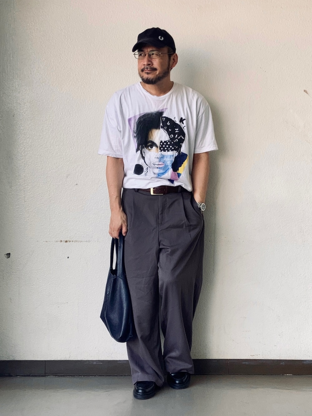 ホワイト系のTシャツ/カットソー、グレー系のスラックス、ブラック系のローファーを着用したメンズの秋コーディネートの3枚目の写真