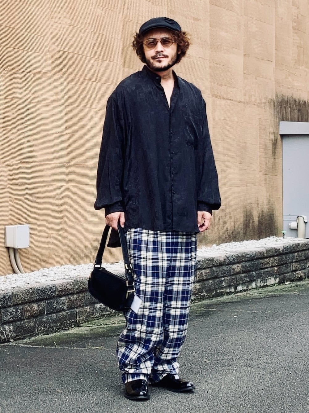 「秋っぽコーデ更新中、秋服準備はじめました、秋服コーデ、秋コーデ、チェック、ブラック、ゆるコーデ、古着、チェックパンツ、スラックス、ブーツ、パテントレザー、シャツ、メンズファッション」｜「no brandのアイテム（シャツ/ブラウス、ブラック系）」を使った、koppaさん（メンズ・169cm）の秋コーディネートの3枚目の写真