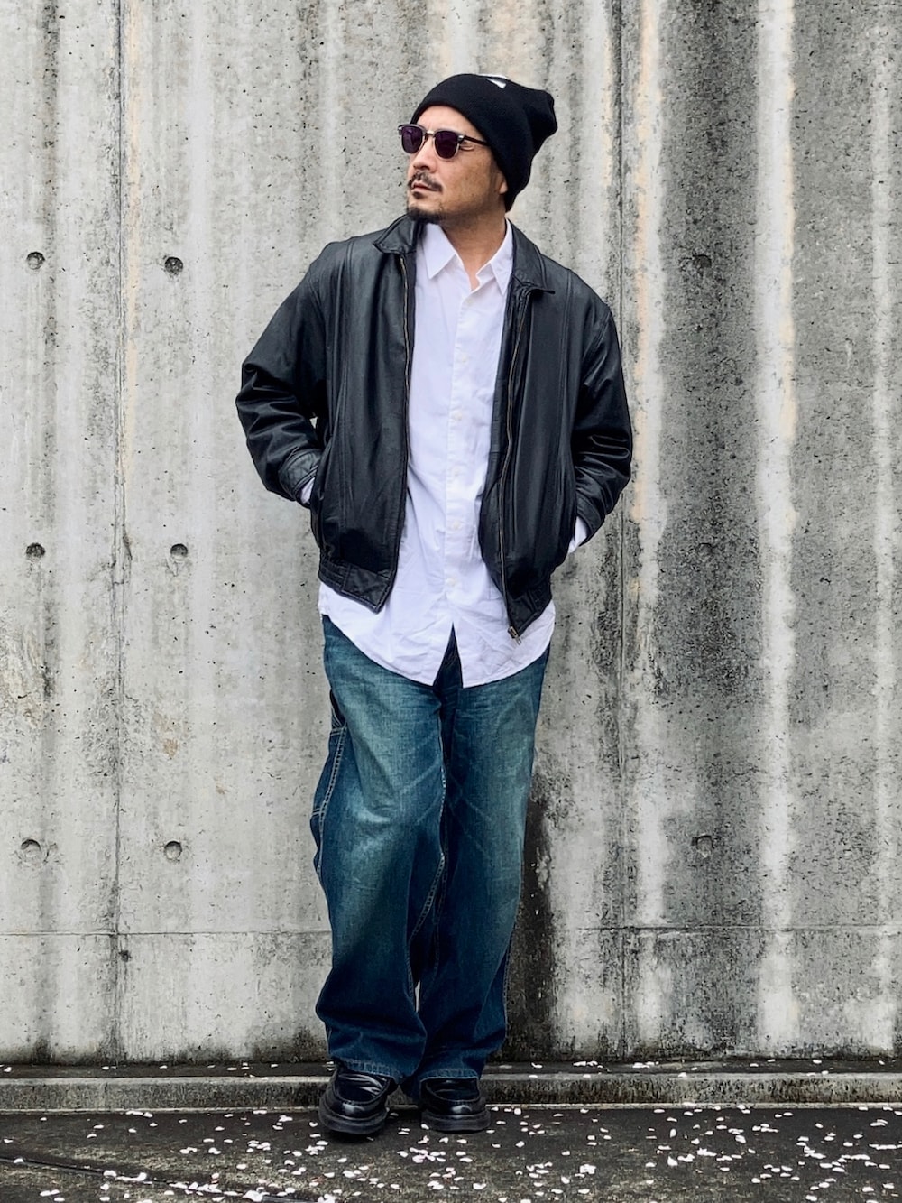 ホワイト系のシャツ/ブラウス、ブラック系のブルゾン、ブルー系のデニムパンツを着用したメンズの春コーディネートの3枚目の写真