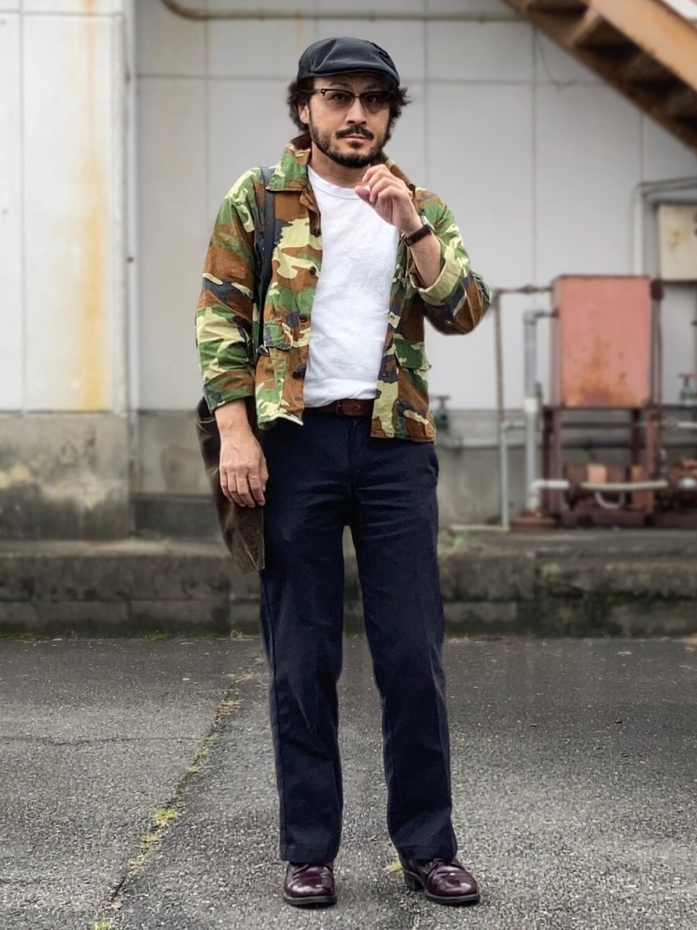 ブルー系のチノパンツ、レッド系のドレスシューズ、グリーン系のシャツ/ブラウスを着用したメンズの秋コーディネートの2枚目の写真