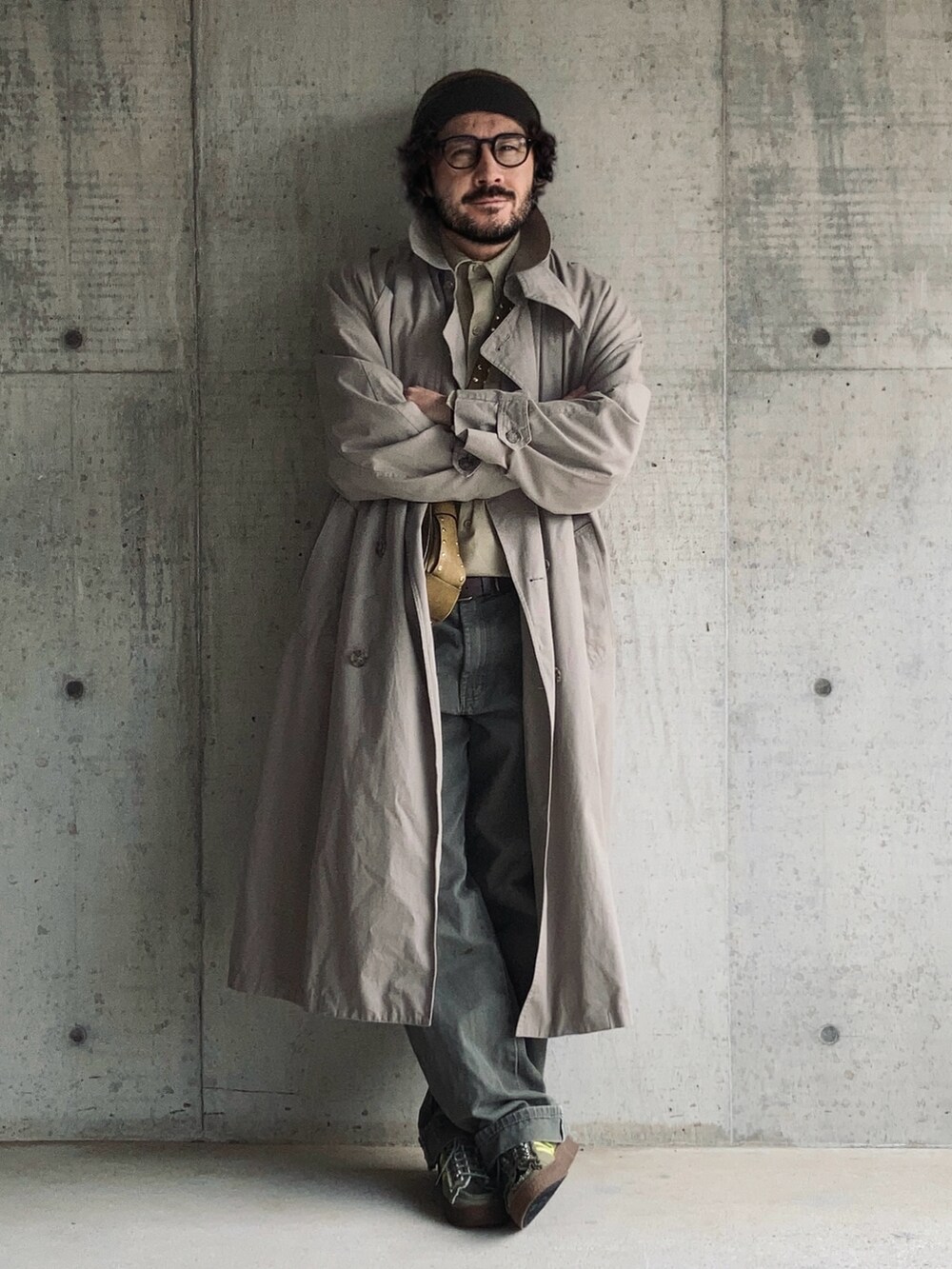 ベージュ系のシャツ/ブラウス、ベージュ系のトレンチコート、グリーン系のその他パンツを着用したメンズの冬コーディネートの4枚目の写真