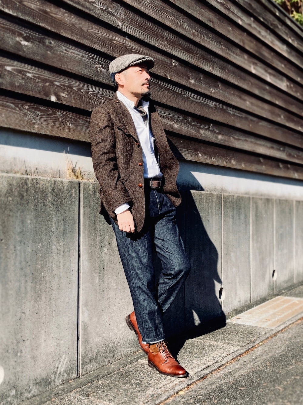 ホワイト系のシャツ/ブラウス、ブラウン系のテーラードジャケット、ブルー系のデニムパンツを着用したメンズの冬コーディネートの4枚目の写真